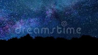 银河从树木后面出现. 珀尔塞德流星雨，布里斯托尔银河系时间推移。 夜空动画